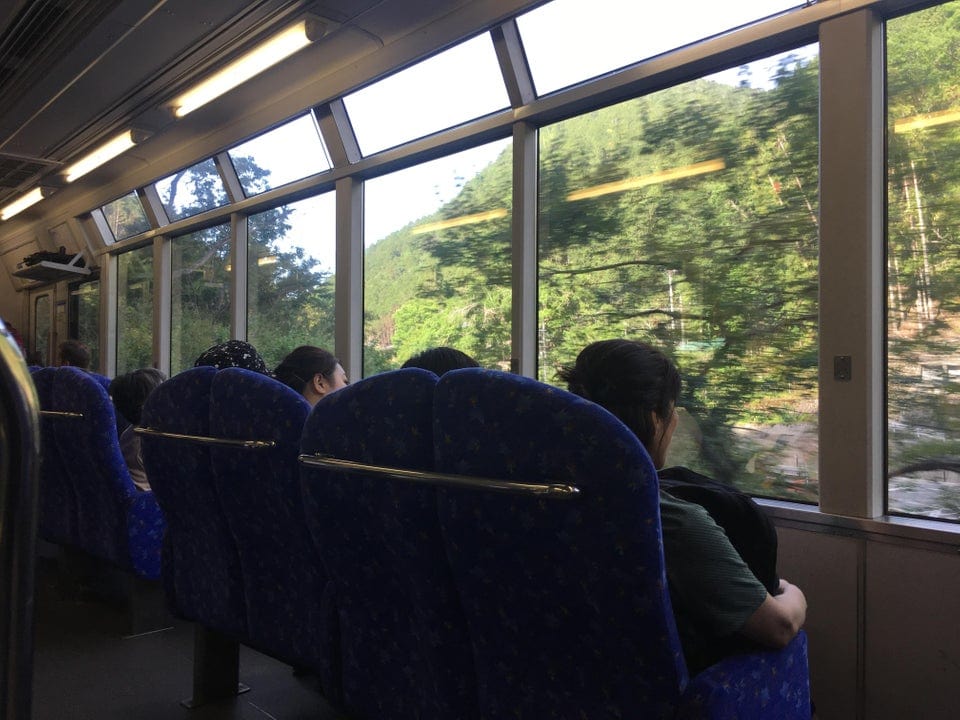 4. The seats on the train are arranged so that you can better see the scenery