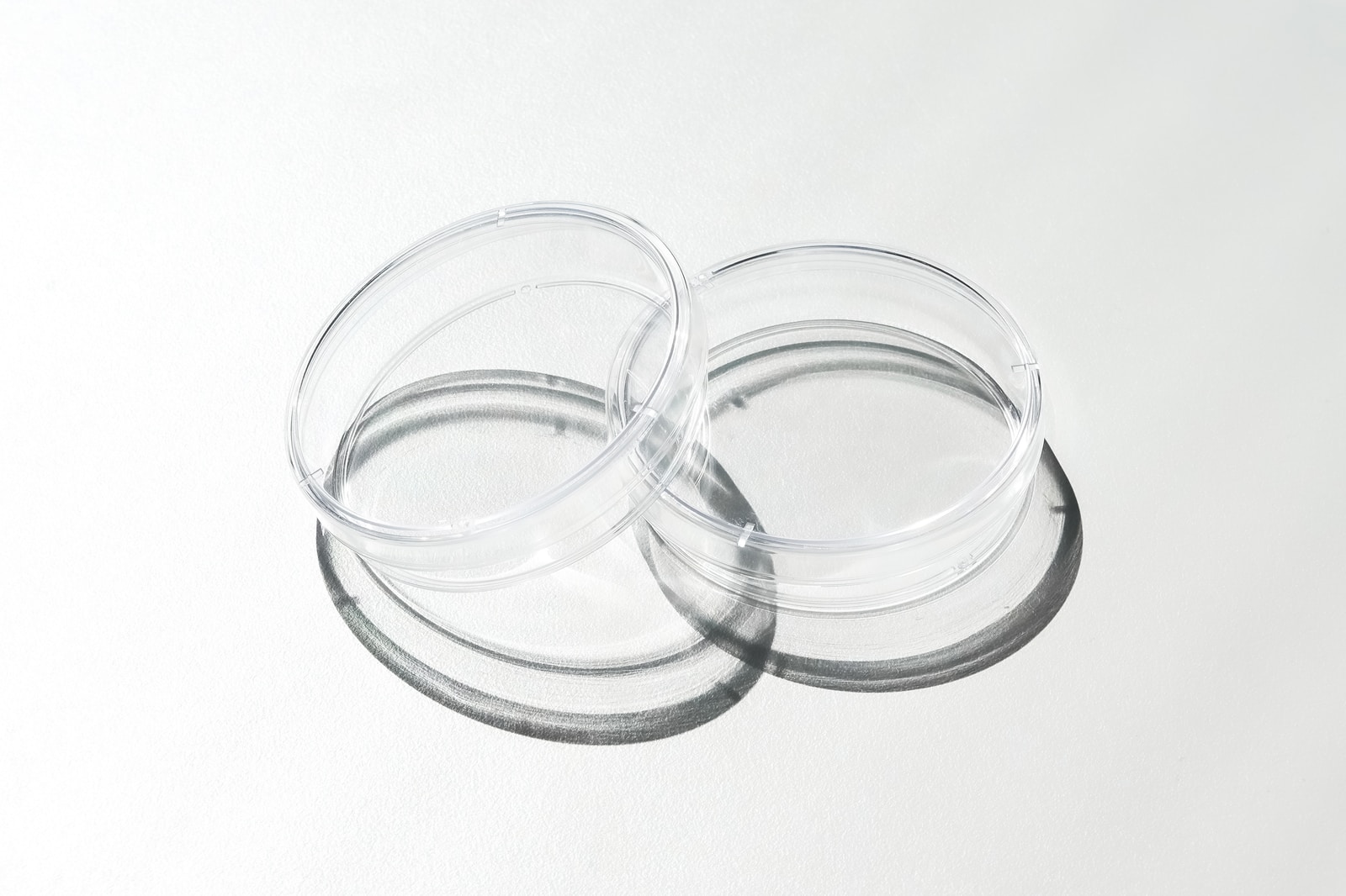 2 clear glass round bowls